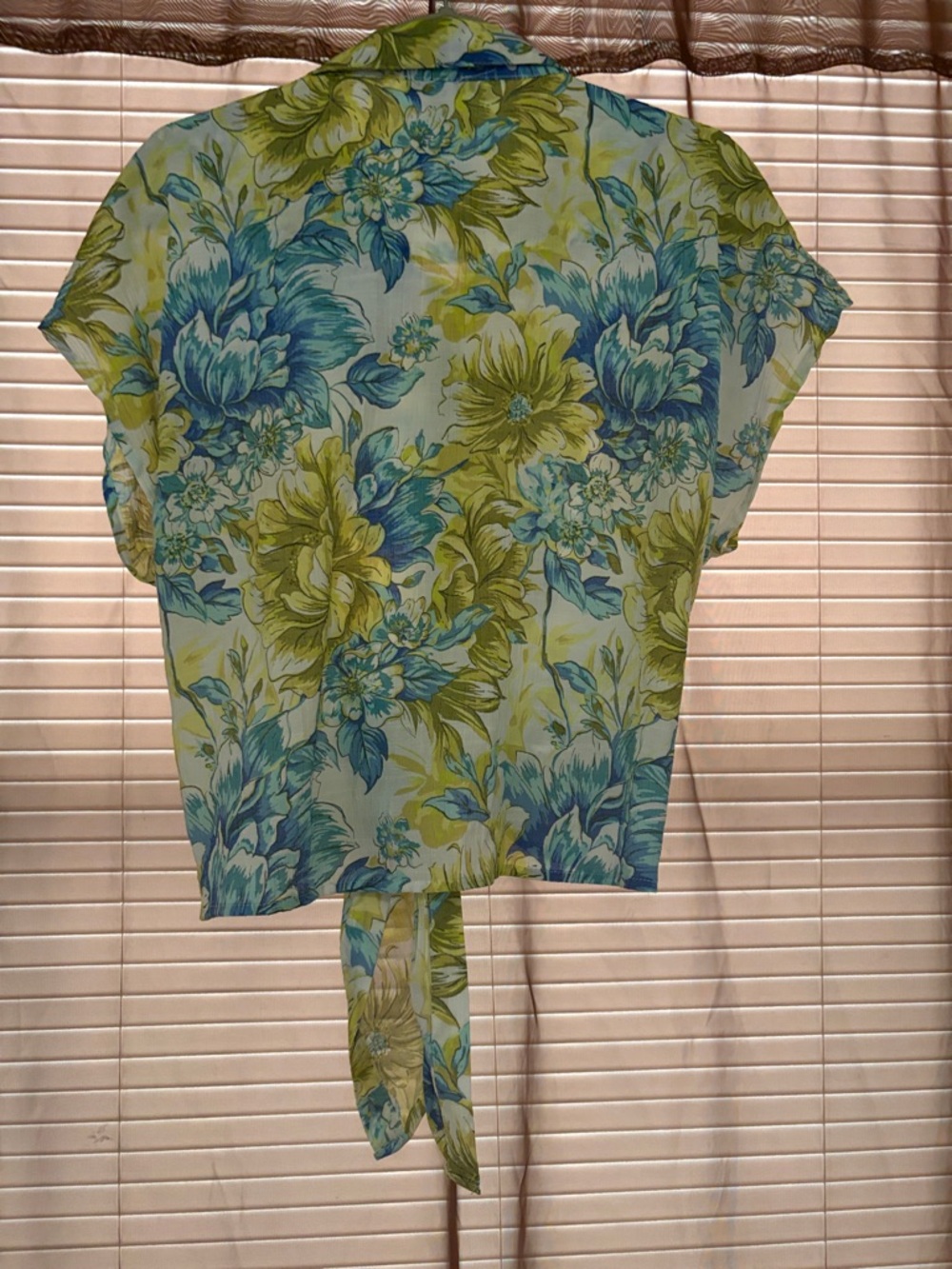 🌞🪻🌼LIKE NEW Carolyn Taylor Blue & Lime Floral Tie-Front Cap Sleeve Blouse LARGE - Picture 7 of 8
